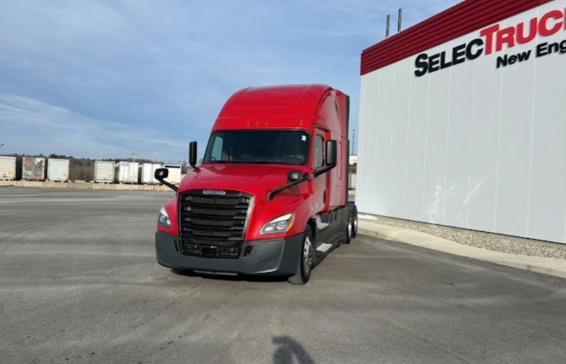 
								Used 2020 Freightliner Cascadia 126 Sleeper in Shrewsbury Massachusetts full									