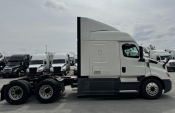 Used 2020 Freightliner CASCADIA 116 Sleeper in Jefferson Ohio