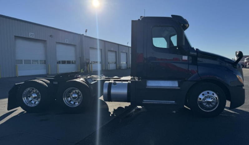 
								Used 2020 Freightliner Cascadia 126 Day Cab in Council Bluffs Iowa full									
