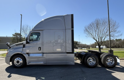 Used 2020 Freightliner Cascadia 126 Sleeper in Houston Texas