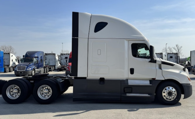 
								Used 2022 Freightliner Cascadia 126 Sleeper in Jefferson Ohio full									