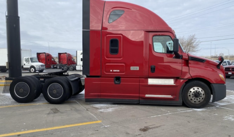 
								Used 2022 Freightliner Cascadia 126 Sleeper in Council Bluffs Iowa full									