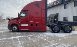 Used 2022 Freightliner Cascadia 126 Sleeper in Council Bluffs Iowa