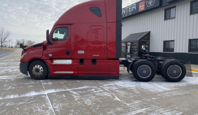 
								Used 2022 Freightliner Cascadia 126 Sleeper in Council Bluffs Iowa full									