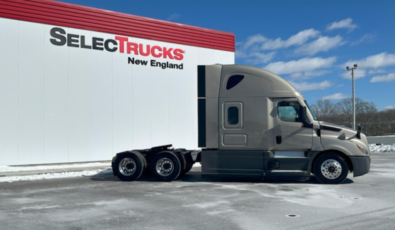 
								Used 2022 Freightliner Cascadia 126 Sleeper in Shrewsbury Iowa full									