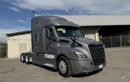 Used 2023 Freightliner Cascadia Sleeper in Fresno California
