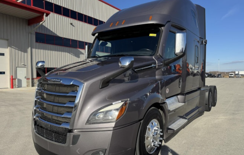 
								Used 2023 Freightliner Cascadia 126 Sleeper in Jefferson Ohio full									