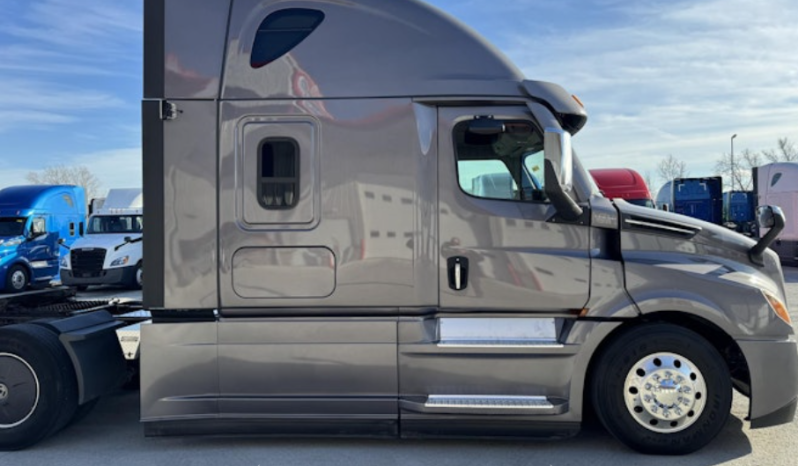 
								Used 2023 Freightliner Cascadia 126 Sleeper in Jefferson Ohio full									