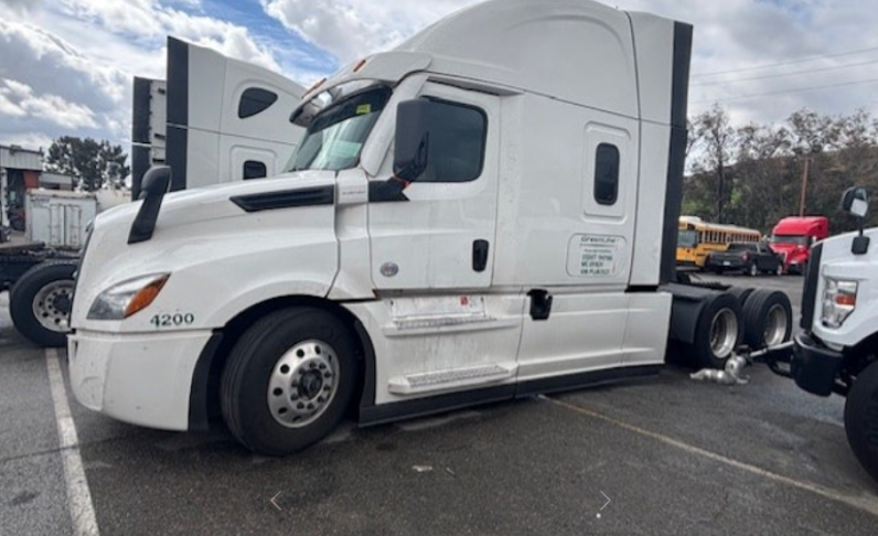 
								Used 2023 Freightliner Cascadia 126SLP Sleeper in Fontana California full									