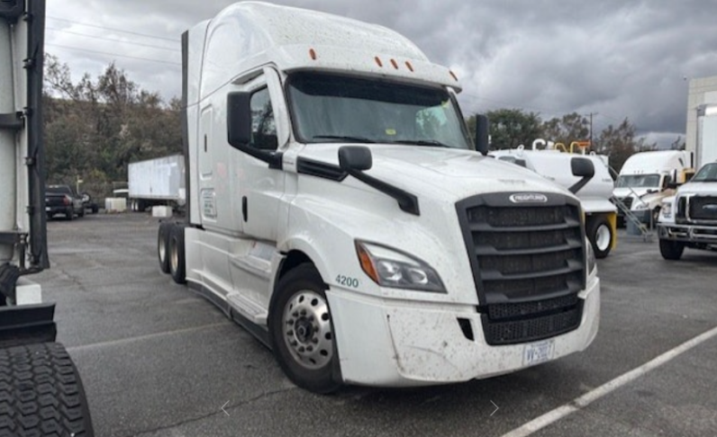 
								Used 2023 Freightliner Cascadia 126SLP Sleeper in Fontana California full									