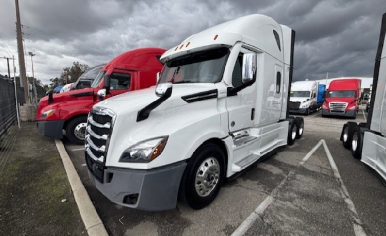 
								Used 2023 Freightliner Cascadia 126SLP Sleeper in Fontana California full									