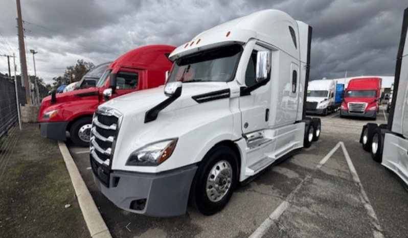 
								Used 2023 Freightliner Cascadia 126SLP Sleeper in Fontana California full									