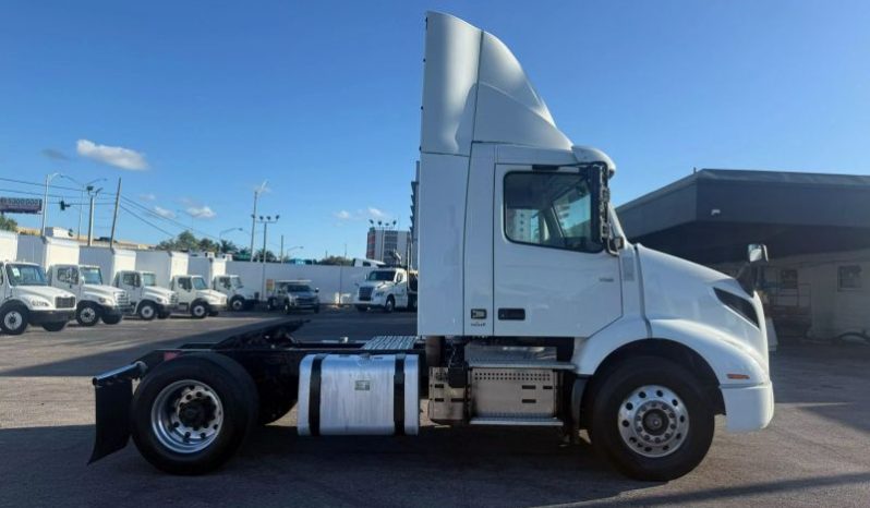 
								Used 2019 Volvo VNR 300 Day Cab in Miami Florida full									