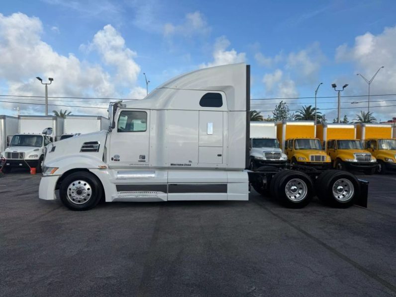 
								Used 2019 Western Star 5700 Sleeper in Miami Florida full									