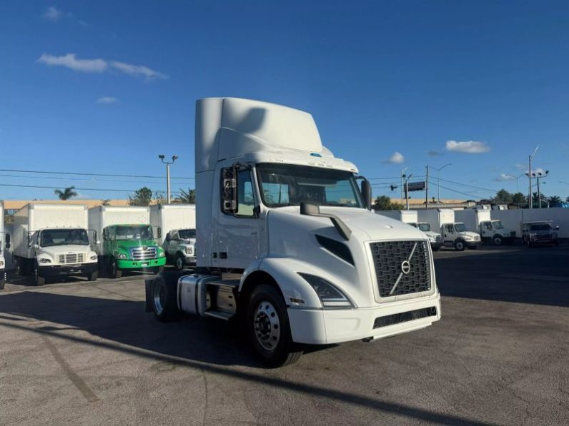 
								Used 2019 Volvo VNR 300 Day Cab in Miami Florida full									