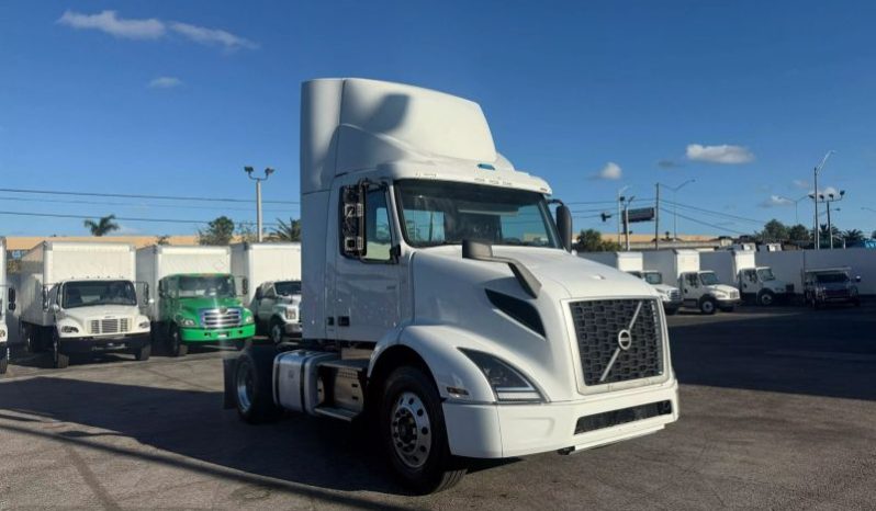 
								Used 2019 Volvo VNR 300 Day Cab in Miami Florida full									